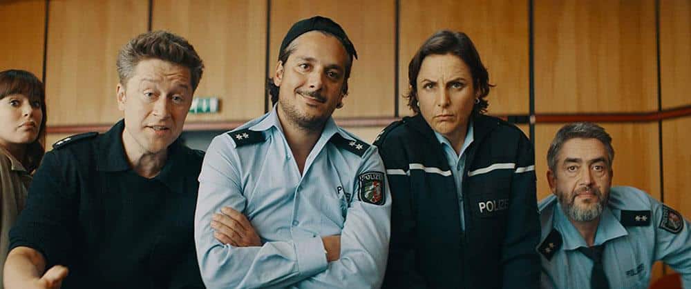 Faking Bullshit - Krimineller als die Polizei erlaubt [Blu-ray] Film 2021 DVD Review Szenenbild shop kaufen